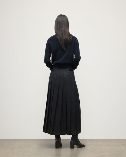 MODEL WEARING LE KILT X JOHNSTONS OF ELGIN LONG CHARCOAL KILT IN WOOL AND CASHMERE, WORN WITH DARK GREY CASHMERE SWEATER WITH BLACK BOOTS TB000844RU7750