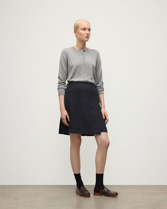 LE KILT X JOHNSTONS OF ELGIN SHIRT CHARCOAL CASHMERE KILT, WIRN WITH HONOR CASHMERE CARDIGAN IN GREY, WITH CASHMERE SOCKS AND LOAFERS TB000845RU7750