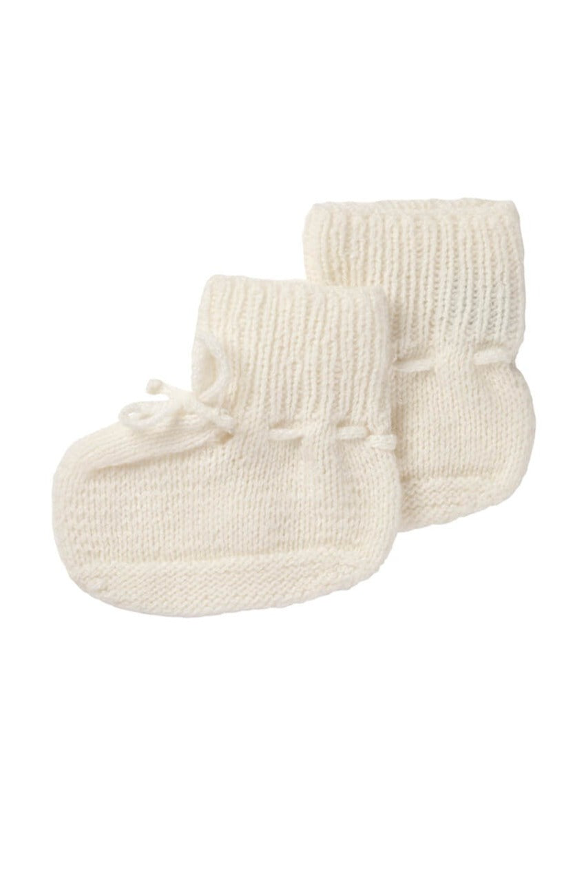 Johnstons of Elgin’s Gift Set includes our Cashmere Pointelle Baby Blanket, Hat, Mittens & Booties in Ecru on a white background AW21GIFTSET18A