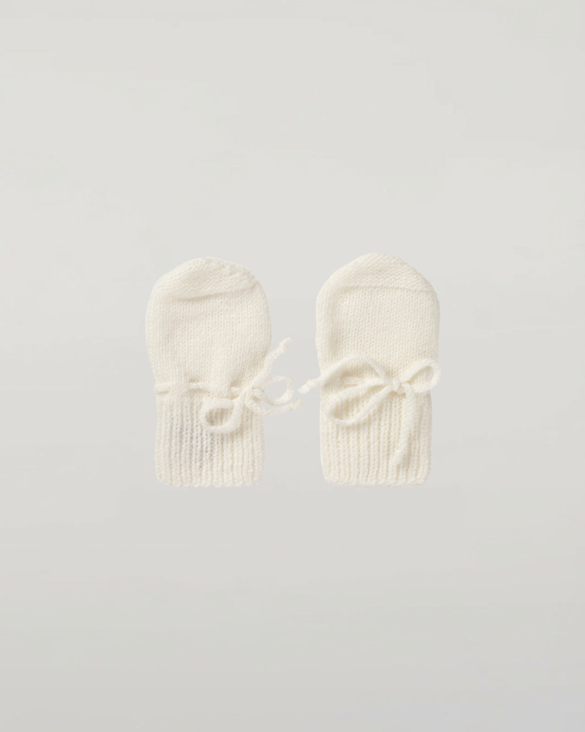 Johnstons of Elgin’s Baby's 1st Cashmere Accessories Gift Set with White AW21GIFTSET20A