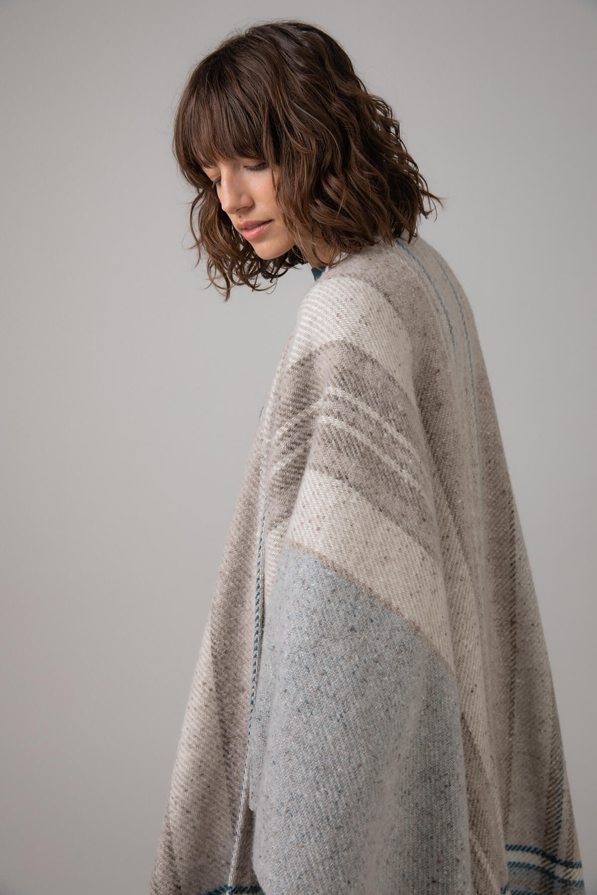 Johnstons of Elgin Cashmere Wool Blend Textured Donegal Cape Natural Multi on a grey background TB000632RU7370ONE