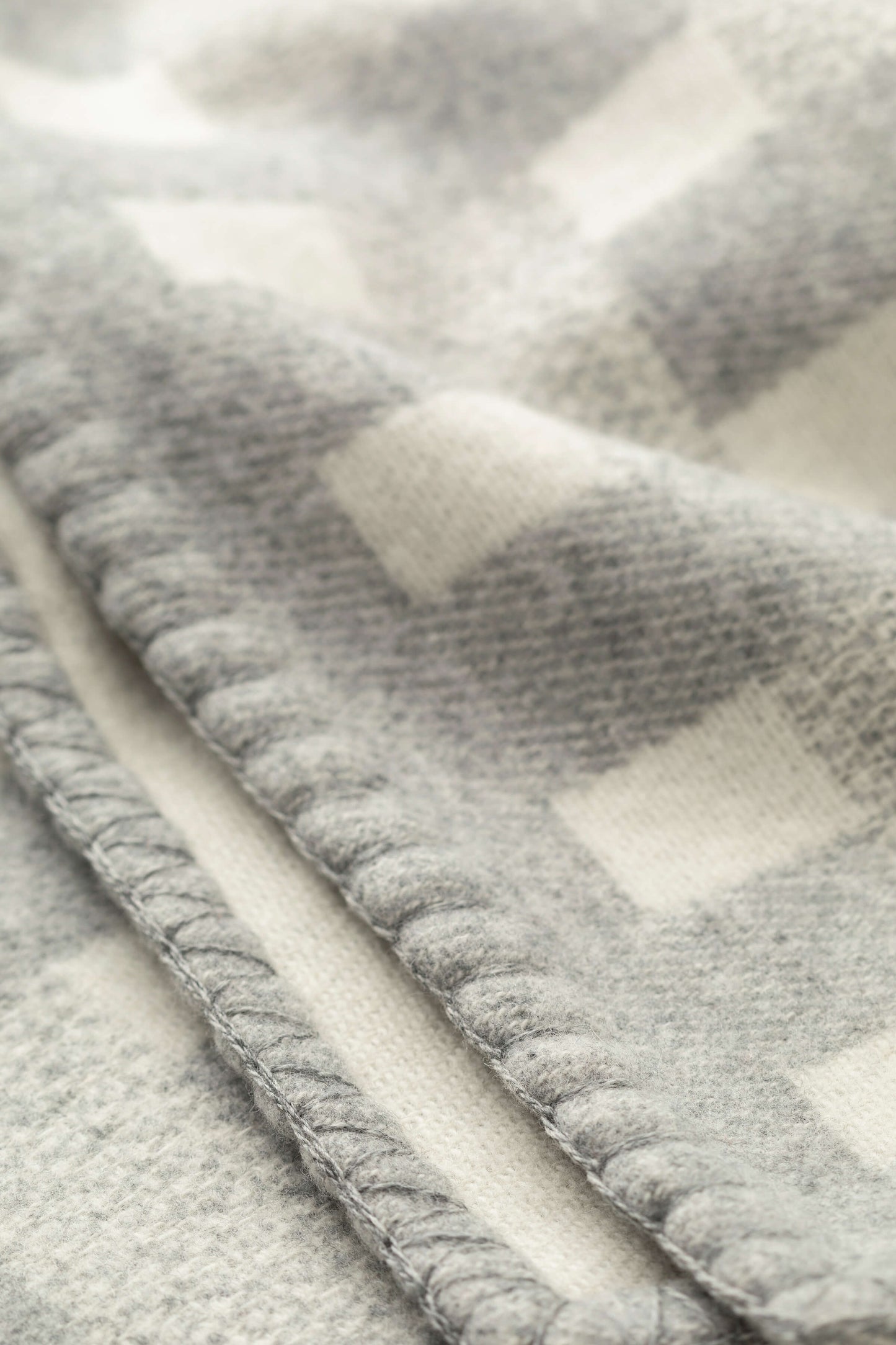 Johnstons of Elgin 2024 Blanket Collection Light Grey & White Blanket Stitched Basketweave Throw TB000500RU7442ONE