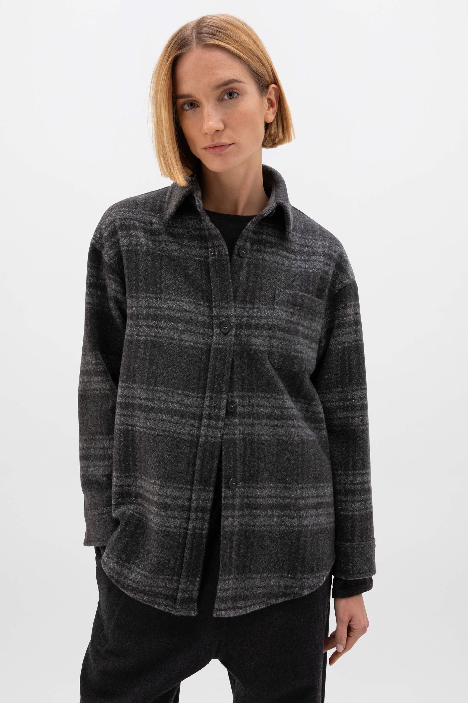 Johnstons of Elgin AW24 Women's Tailoring Grey & Charcoal Check  TB000654RU7576