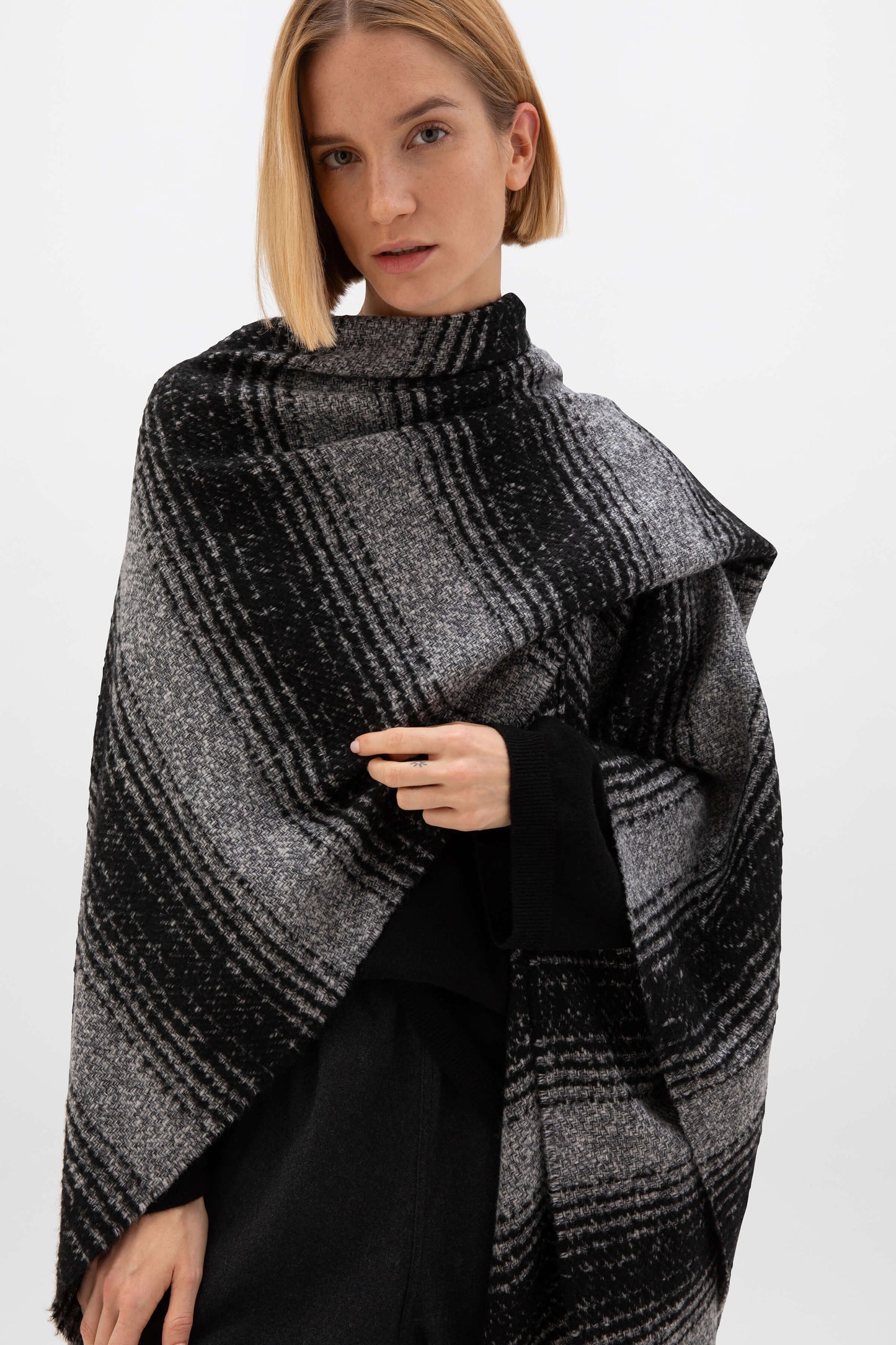 Johnstons of Elgin AW24 Woven Accessory Charcoal Textural Ombré Cape TB000697RU7548ONE