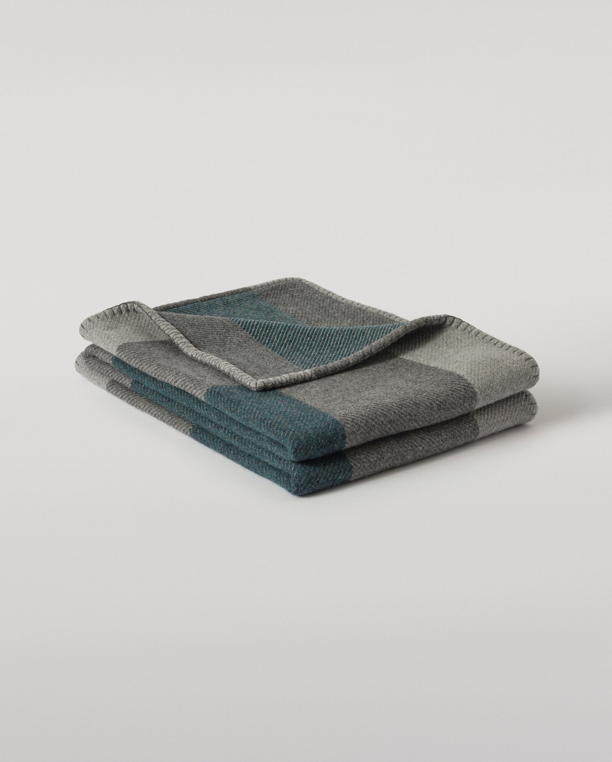 Johnstons of Elgin Geometric Throw in 66% Wool 34% Cashmere in Earth Mineral, Green & Grey, TB000847RU7765ONE