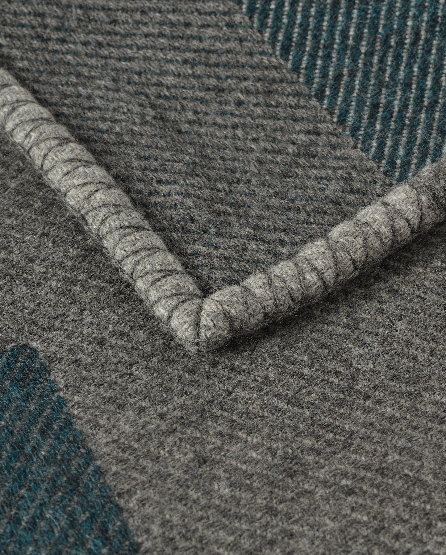 Johnstons of Elgin Geometric Throw in 66% Wool 34% Cashmere in Earth Mineral, Green & Grey, TB000847RU7765ONE