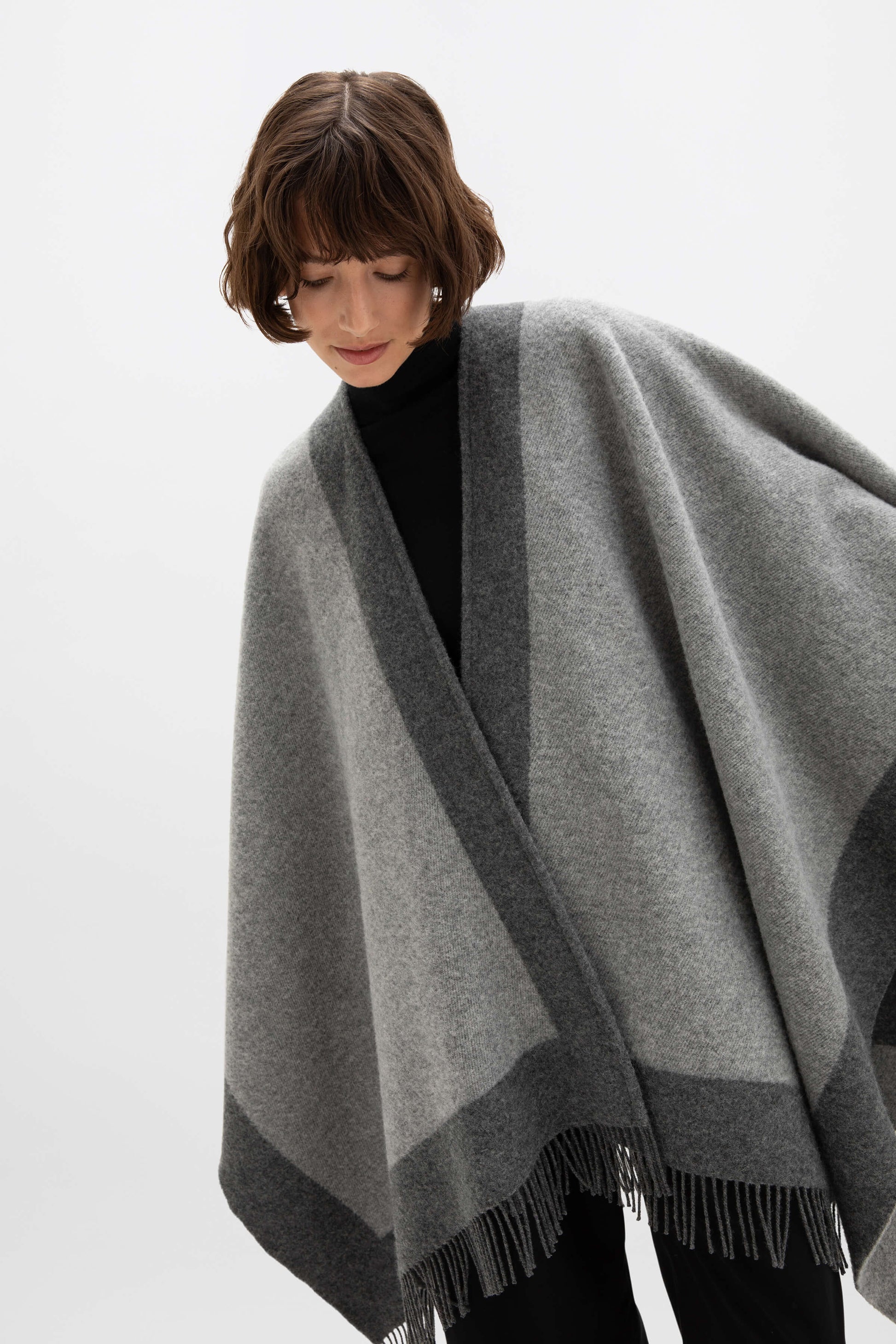 Johnstons of Elgin AW24 Woven Accessory Grey Contrast Border Merino Cape TD000230RU7369ONE