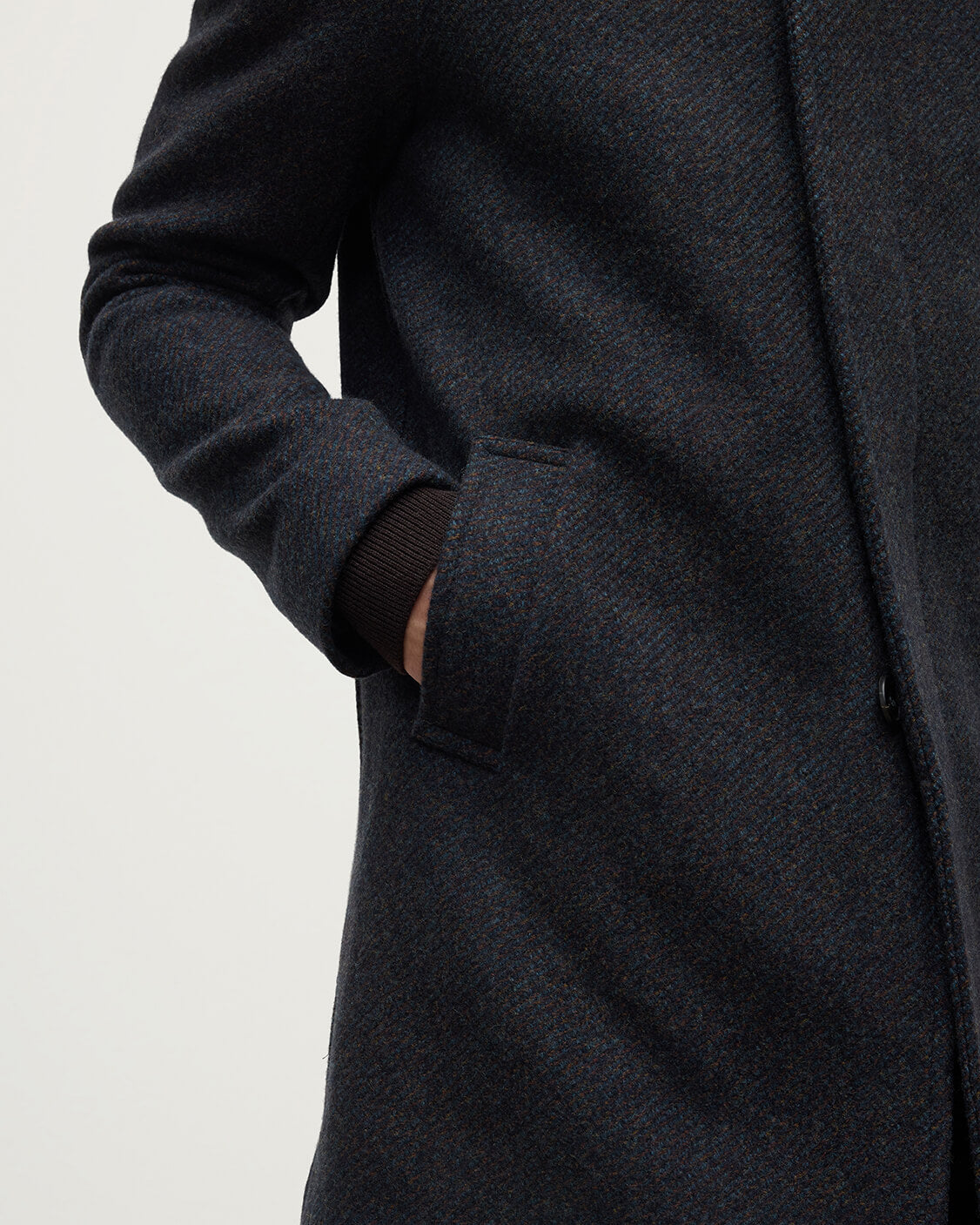 Johnstons of Elgin AW25 Men's Tailoring Shale Modern Twill Wool Grey Car Coat Details of pocket  TD000473RU7680
