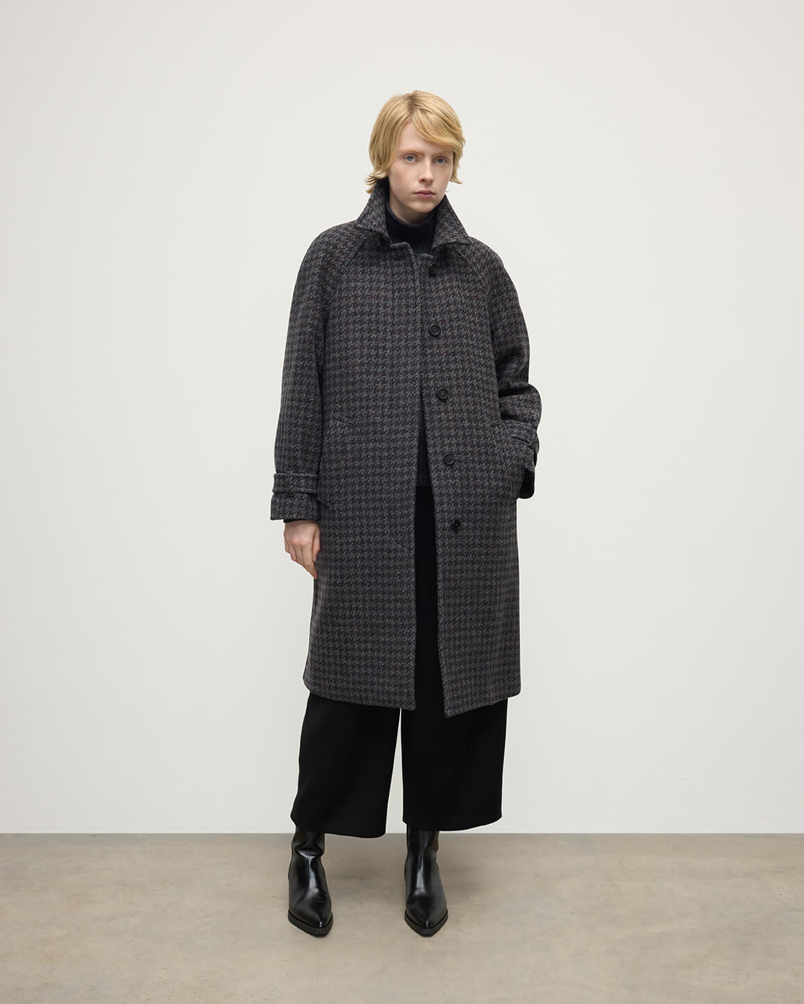 Johnstons of Elgin Women's Balmacaan Coat in Shale Houndstooth tweed TD000517RU7697