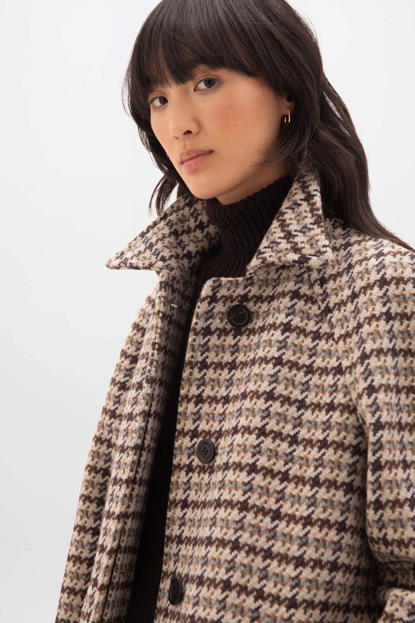 Johnstons of Elgin Women's Balmacaan Coat in Blonde Guarded Houndstooth on a white background TD000417RU7379
