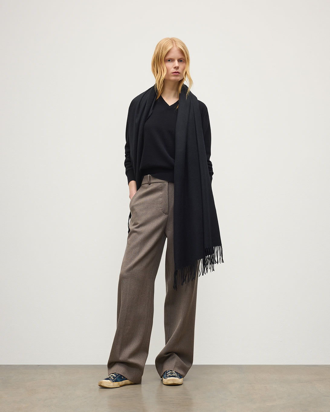 Black Cashmere Stole | Cashmere Accessories – Johnstons of Elgin