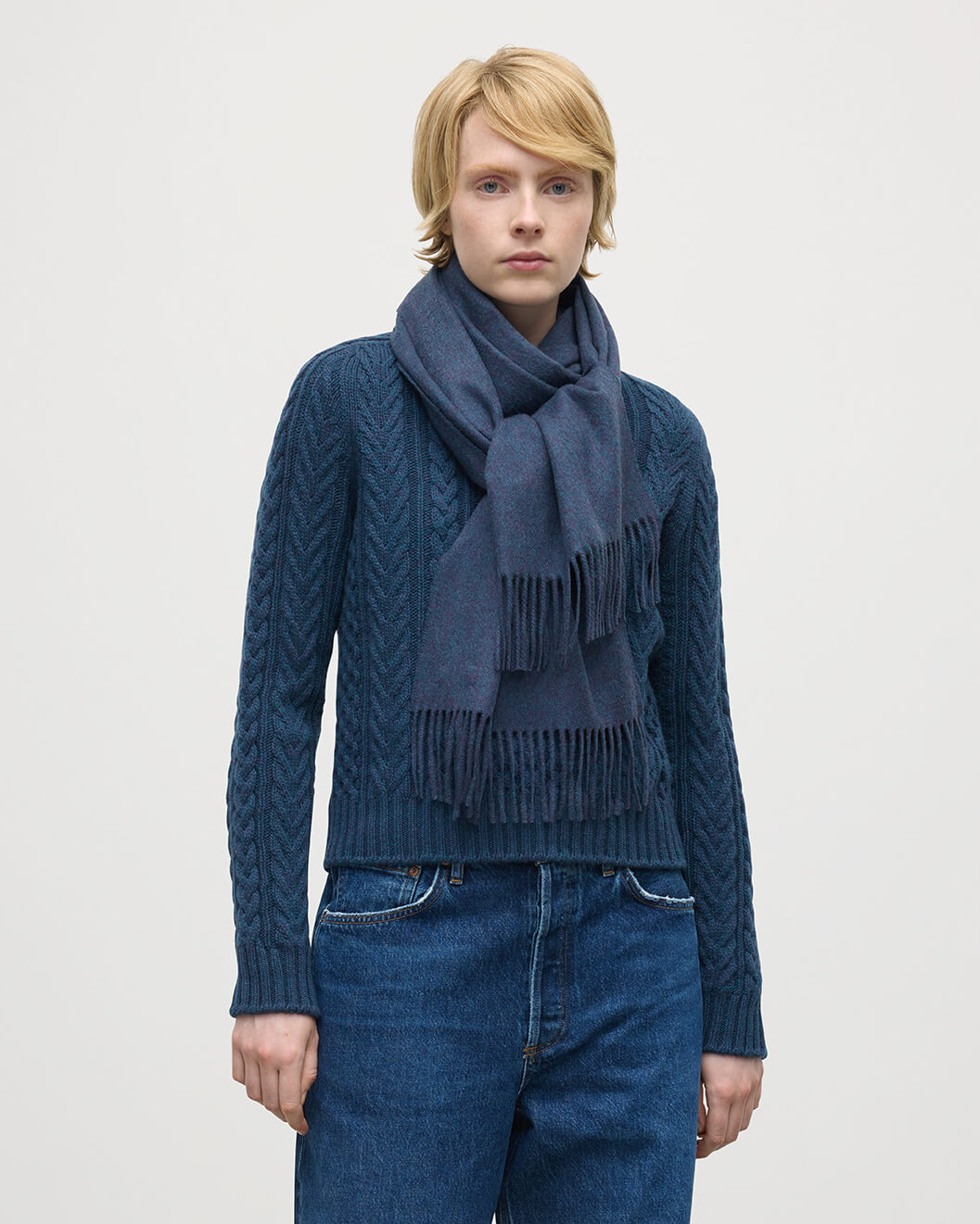 ヘザー・ネイビー ワイド・カシミヤ・マフラー – Johnstons of Elgin