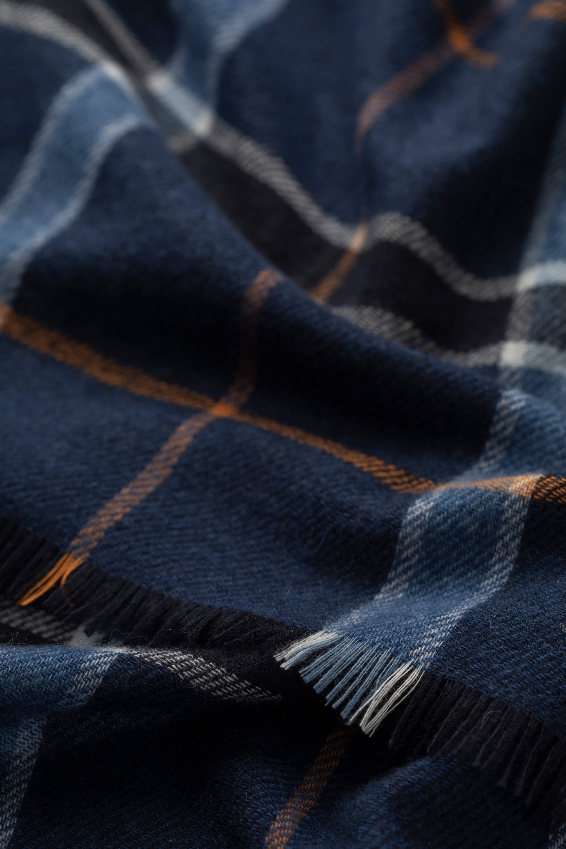 Johnstons of Elgin AW24 Woven Accessory Navy Madras Check Lightweight Cashmere Stole WA001174RU7509ONE