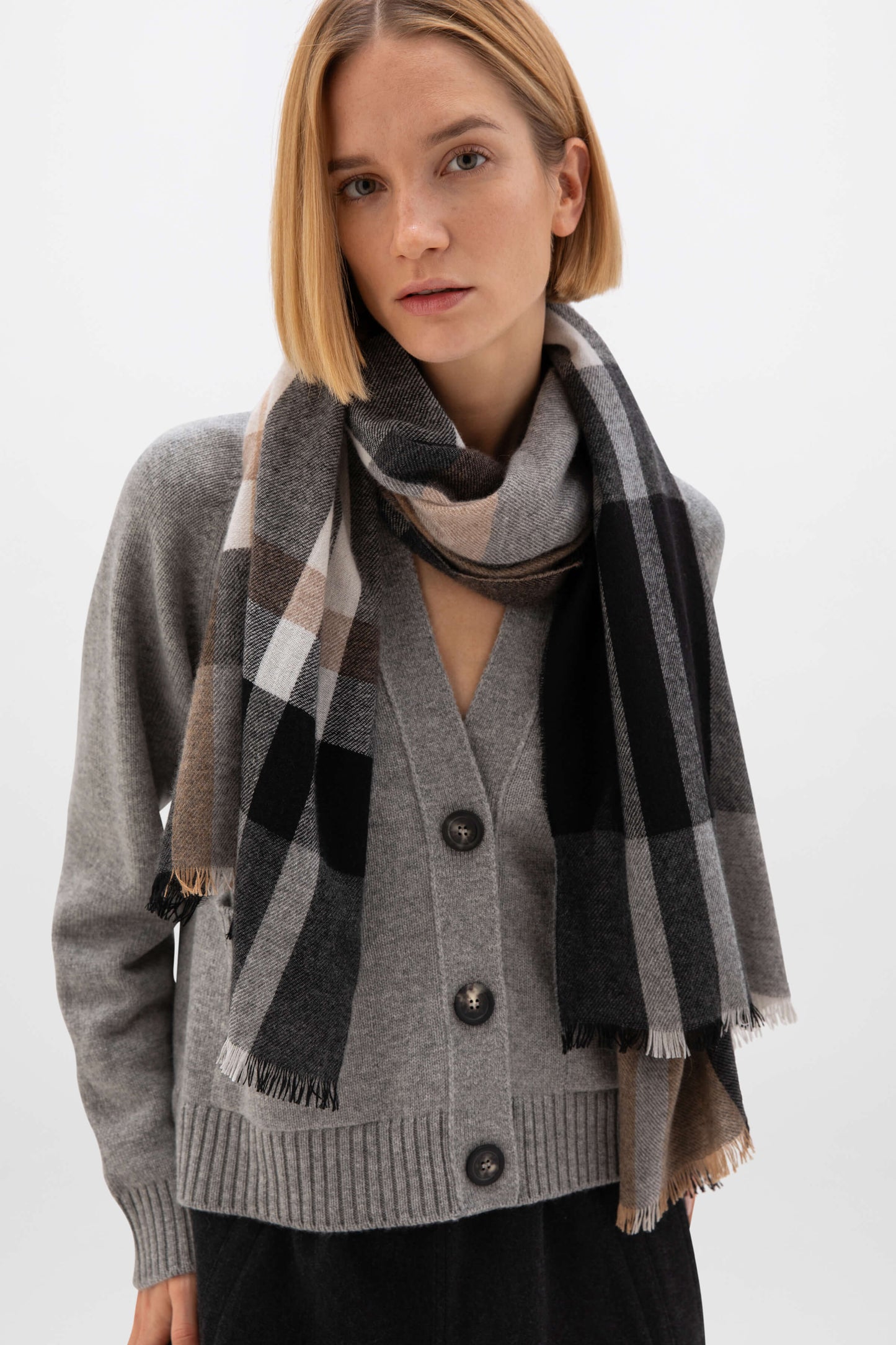 Johnstons of Elgin AW24 Woven Accessory Charcoal Block Check Lightweight Cashmere Stole WA001174RU7485ONE