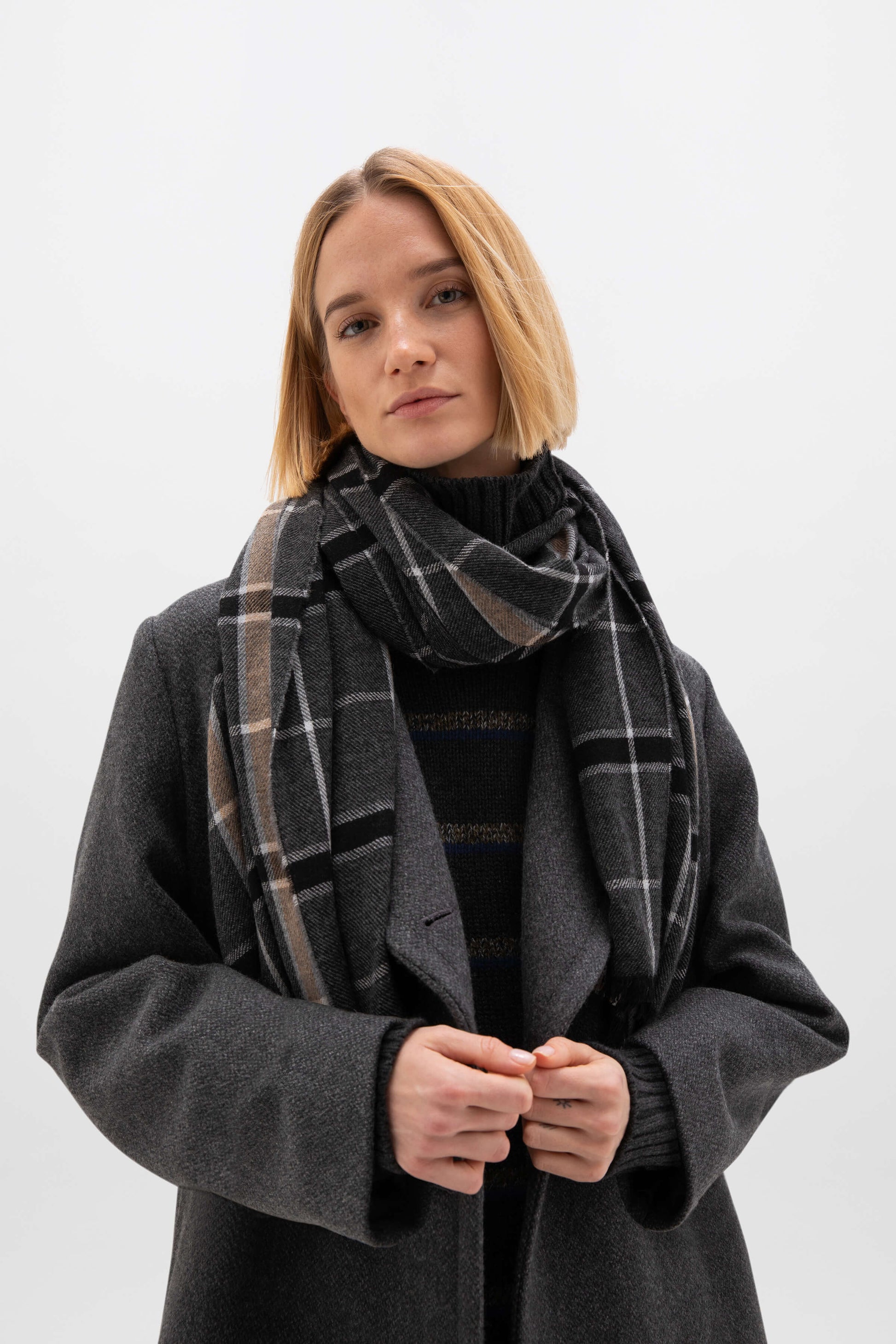 Johnstons of Elgin AW24 Woven Accessory Charcoal Madras Check Lightweight Cashmere Stole WA001174RU7511ONE