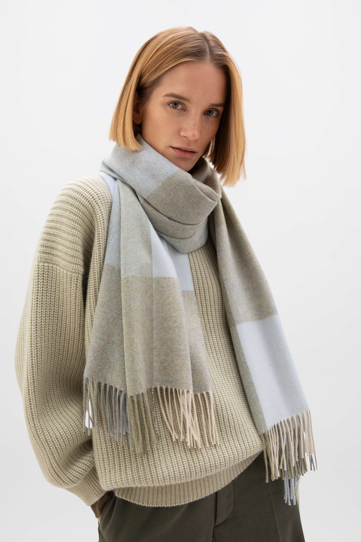 Johnstons of Elgin AW24 Woven Accessory Lichen Block Check Cashmere Stole WA000056RU7480ONE