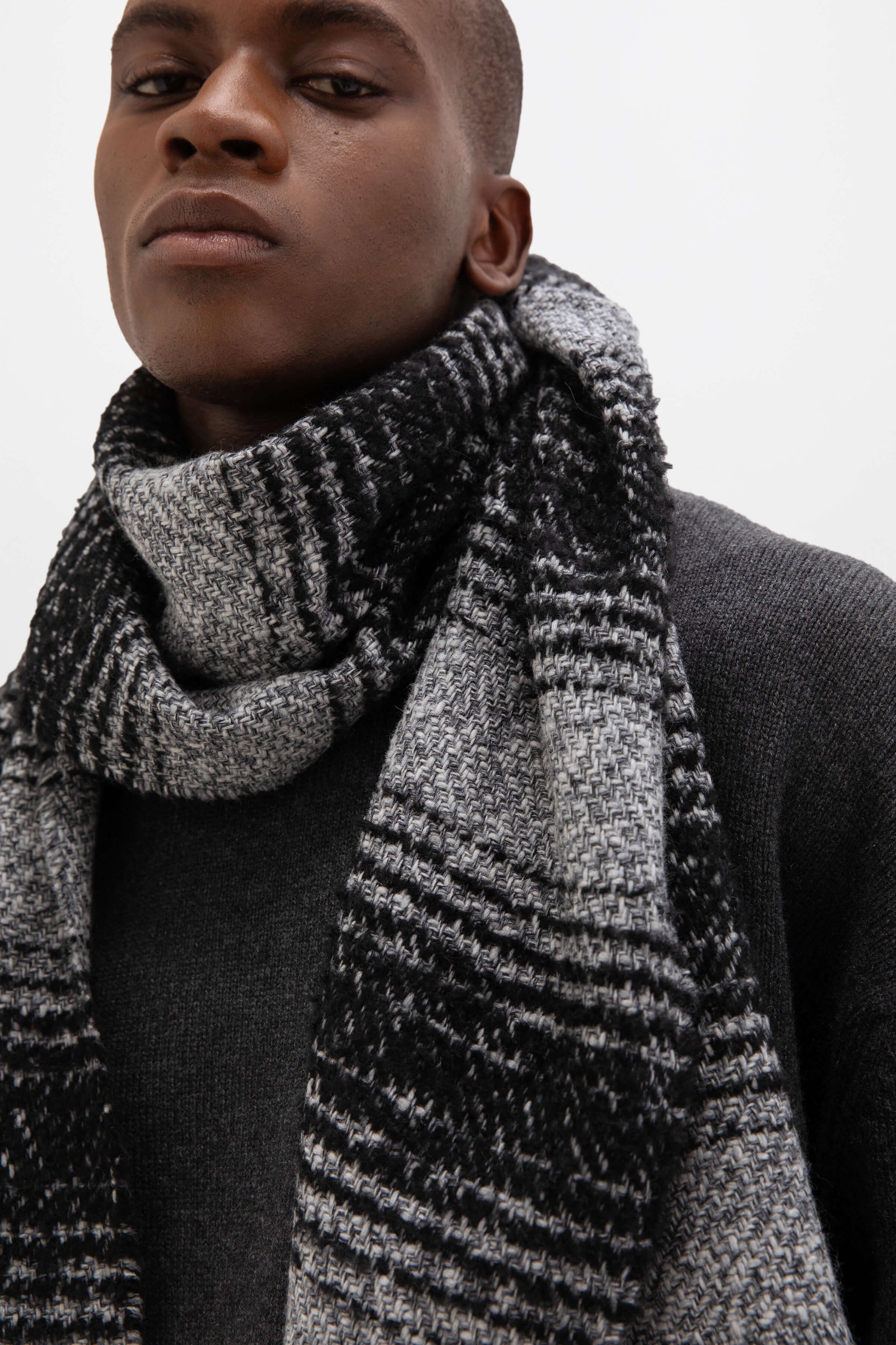 Johnstons of Elgin AW24 Woven Accessory Charcoal Textural Ombré Scarf WB002610RU7534ONE