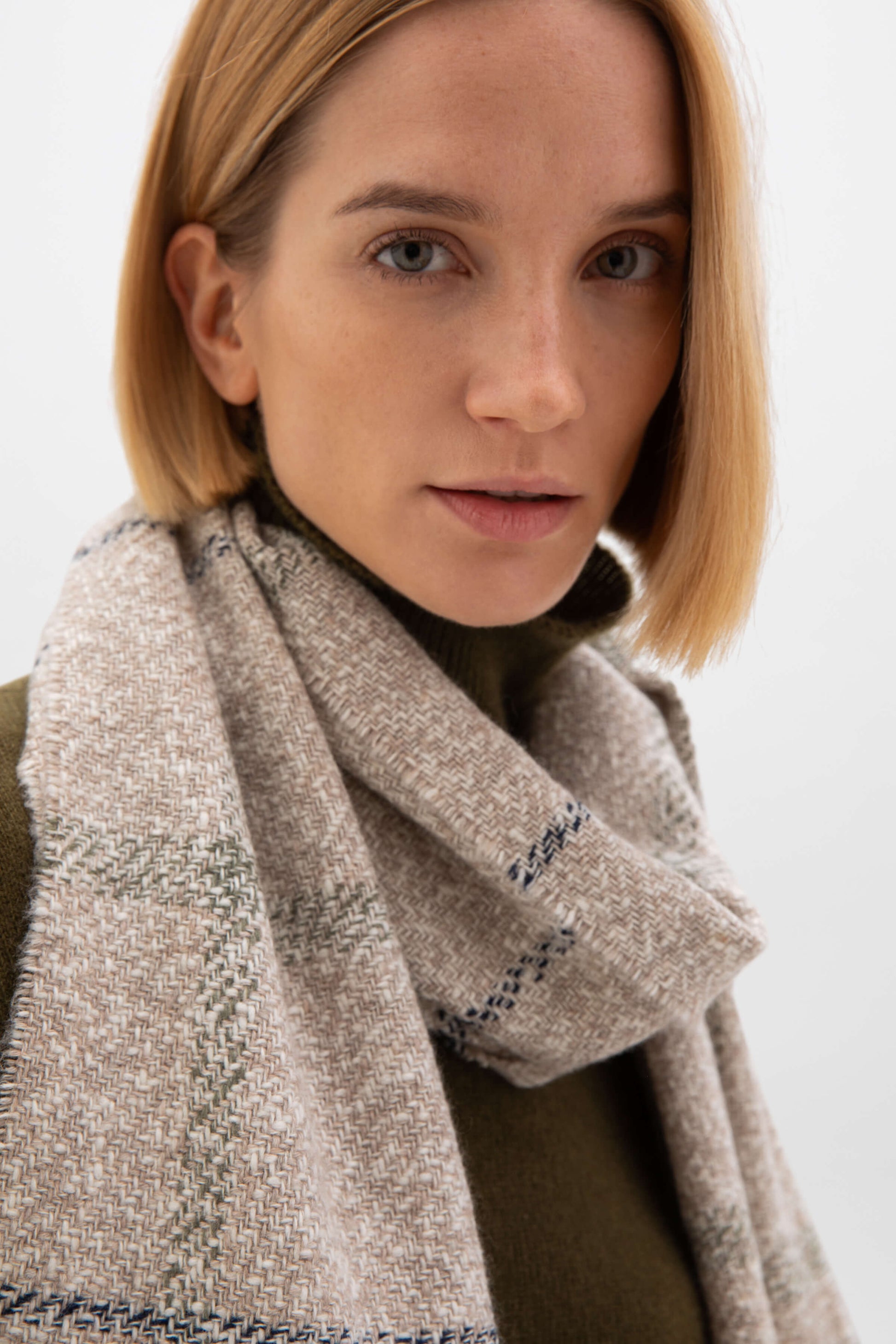 Johnstons of Elgin AW24 Woven Accessory Oatmeal Mix Cashmere & Wool Check Scarf WB002611RU7518ONE