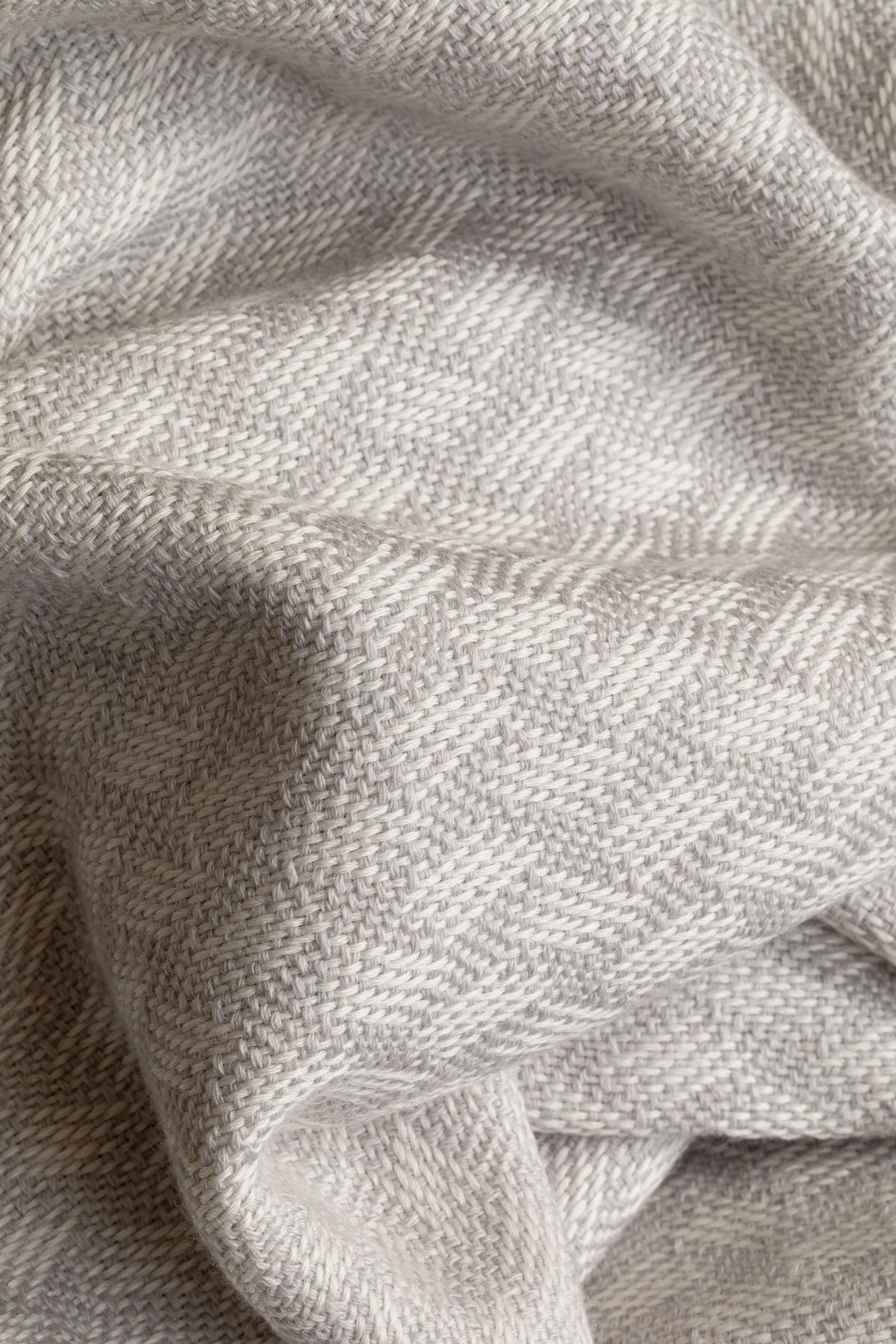 Johnstons of Elgin’s Lattice Weave Merino Bed Throw in Silver & White WD001243RU7269ONE
