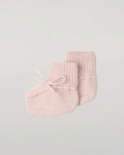 Johnstons of Elgin’s Gift Set includes our Cashmere Pointelle Baby Blanket, Hat, Mittens & Booties in Blush AW21GIFTSET18B